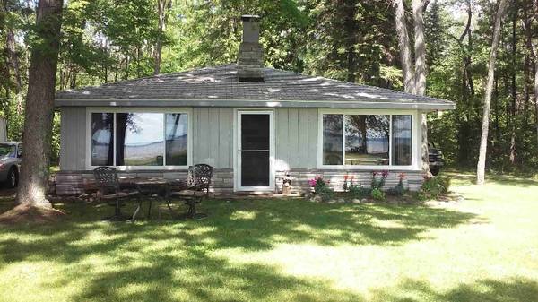 $1300.00 / 2br - 900ft2 - 2 bed, 1 bath  lake front cottage on beautiful, private, park like se64037722896130120