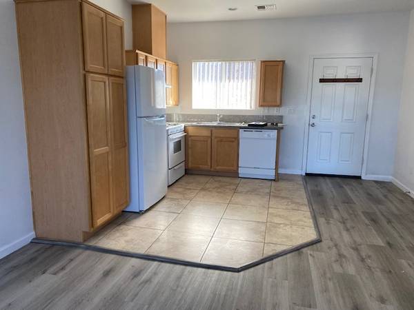 $975.00 / 2br - 900ft2 - Modern 2 Bed, 2 Bath Apartment w/garage in Bullhead City | $975/mo63799590754307121