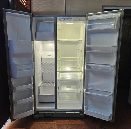 ✨️🚨🔆Whirlpool🔆🚨✨️ S-Steel S-by-S Fridge in Great Condition - $435 (Belleview)63438535050497121