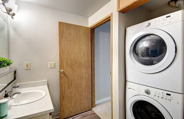 $1,600 / 1br - 570ft2 - Close Proximity to Seattle & I-5, Washer/Dryer, 1B/1B (10321 Meridian Ave N, Seattle, WA)63814789379971123