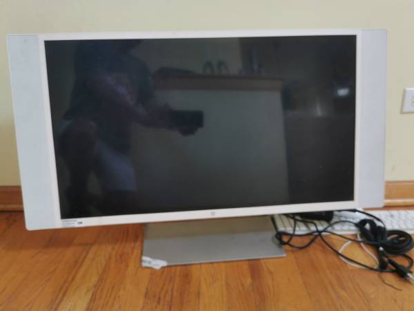 HP Spectre 32" 4K Widescreen  Studio Display 1