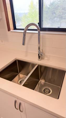 upper floor coquitlam 3 Bedroom house 4