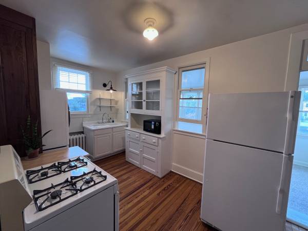$2,500 / 2br - 1105ft2 - Bright & Spacious 2BR/1BA | Edgewood NE | Sunroom | Original Details (Edgewood / Brookland / NE DC)64040193877251123
