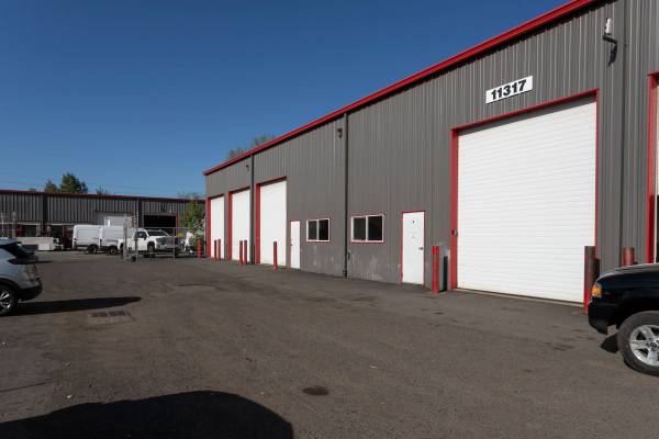 $2,454 / 2100ft2 - Industrial Space with Private Restroom for Lease - 1 Roll Up Doors - 2 (Portland)63831466129281124