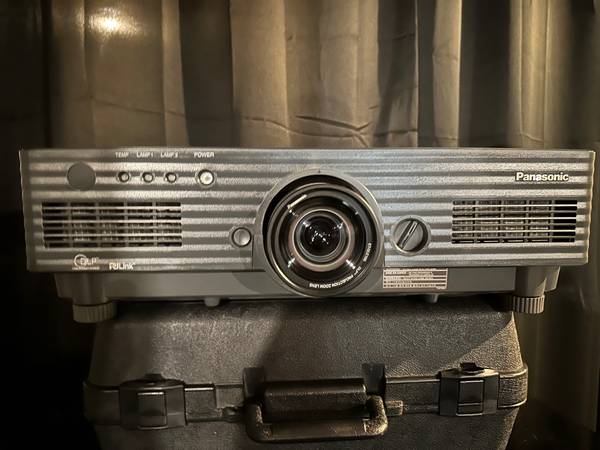 Panasonmic PT-DW5100 5500 Lumen Projector - photo/video - by owner