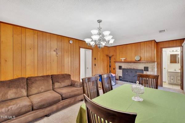 $350,000 / 5br - 2571ft2 - Lots of living Space Available in this 2-level Brick Home! (Johnson City)64290493339137122