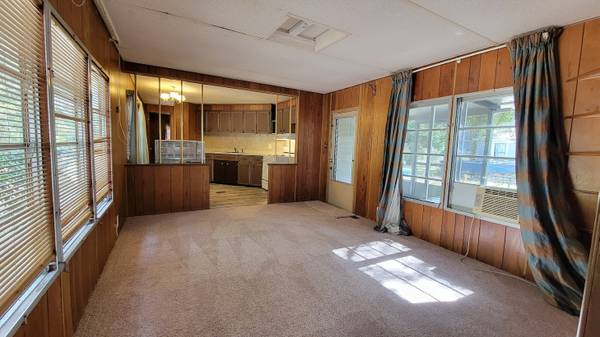 $1,050 / 2br - 2 BED 2 BATH WITH SCREENED PORCH & 2 STORAGE SHEDS! (Silver Springs)63693483945985121