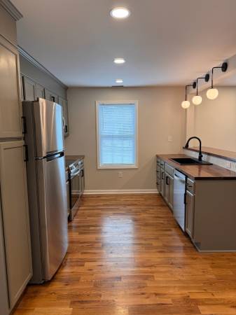 $1,375 / 1br - 660ft2 - Charming Bungalow for Rent (Bristol, Tennessee)63840115352705123