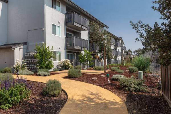 $2,711 / 2hab - 962ft2 - Ubicado en Hayward, CA, 962 pies cuadrados y espacioso con chimenea (hayward / castro valley)63668028524161124