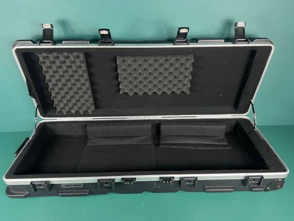Road Runner ATA 61 keys Keyboard Case with Wheels. 42 x 14” 1