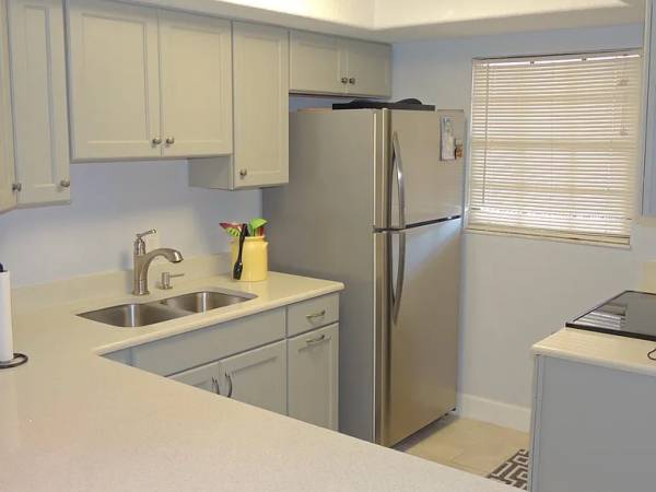 $60 / 1br - 766ft2 - Furnished and updated! Move right this top floor one bedroom one bath condo in t (Cocoa Beach)63923537175043122