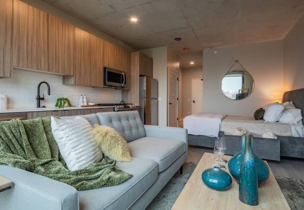 $1,775 Want to live in an incredible newer building? (Uptown)63781631361281122