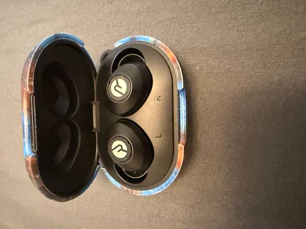 Raycon headphones 1