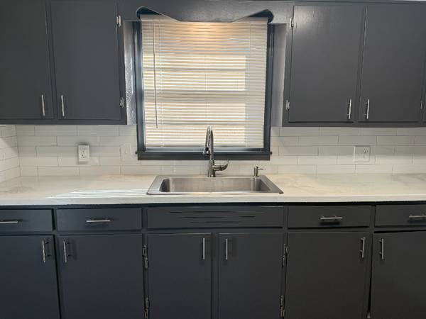 $1100.00 / 2br - 1000ft2 - Spacious 2 bedroom/ 1 bath64020672951809123