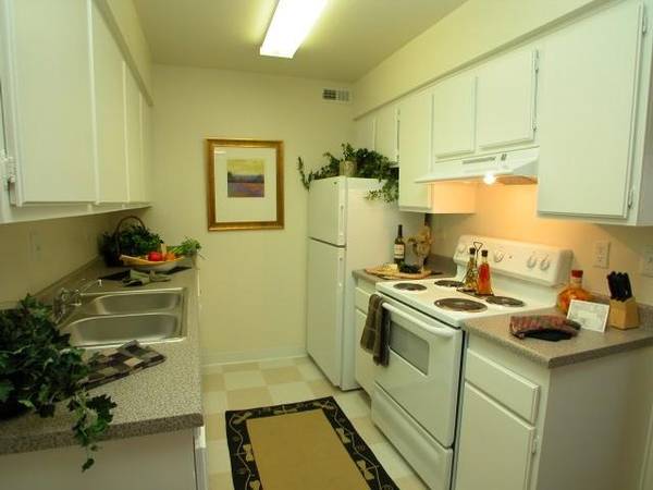 $1,445 / 2br - 880ft2 - Heated pool with sundeck, Tennis court (Lakewood)63973505549058121