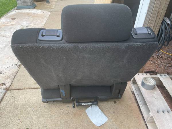 2014 Chevrolet Tahoe asiento de tercera fila (solo lado derecho) - $280 (Manassas)63471085250563122
