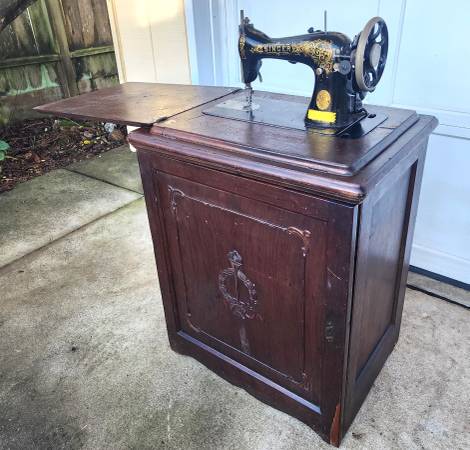 Working Antique Singer Sewing Machine, Wood Cabinet & Accessories 1