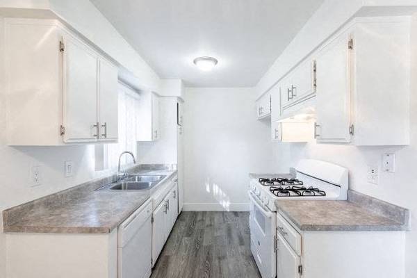 $1,675 / 1br - 725ft2 - Pet Friendly, Window Coverings, Dishwasher (West Ave I Lancaster, CA)63857623838081120
