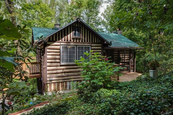 $145 / 2br - Old World Swiss Cabin Nestled In The Woods (Little Switzerland Rd Knoxville, TN)64148840300546120