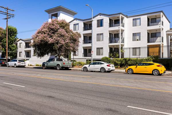 $2,190 / 1 hab. - 740 pies² - ESQUINA, ÚLTIMO PISO, UNA HABITACIÓN, ¡VISTA INCREÍBLE A LAS INSTALACIONES! (21031 Parthenia St, Canoga Park, CA)63700880779905123