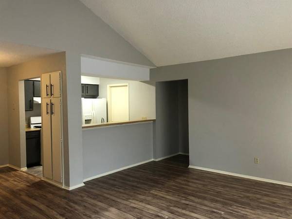 $1,495 / 2br - 900ft2 - 2/2 Duplex for $1495 near Manchaca/William Cannon! Wood Plank Floors! (Manchaca/William Cannon)63922557501187124