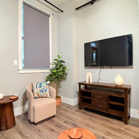 $1550.00 / 1br - 695ft2 - Cozy 1 Bed 1 Bath Unit in New Orleans | Available 9/25 | $1550/mo63903652233730121