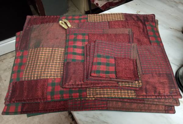 Xmas table mats with cup mats and pot holders asking 10$ for all 1