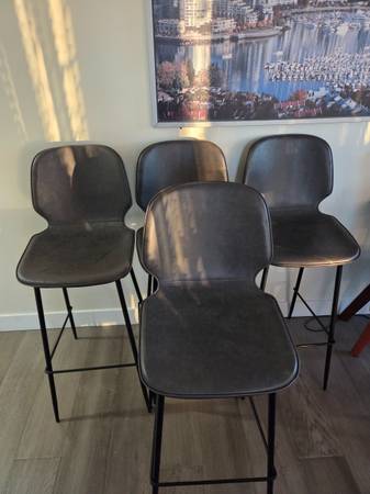 4 Bar Stools 1