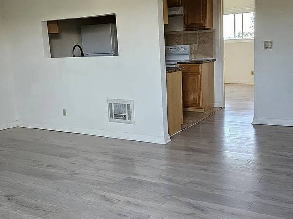 $1,050 / 1br - 534ft2 - Bright and spacious one bed one bath apartment for rent 区1 x one 分钟车 (4040 49th St APT 6)64037218016897124