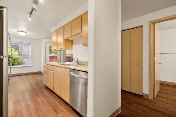 $2,295 / 3br - 1160ft2 - 3 HABITACIONES @ PILOT BUTTE // ¡ENORME CLÓSET DE PASO! ¡TONELADAS DE MEJORAS! (2020 NE Linnea Drive Bend, Oregon)63839289695619121