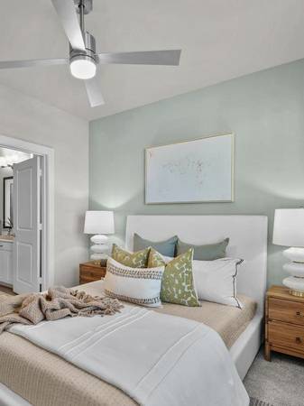 $1,685 / 600ft2 - Full-Size Washer and Dryer, Custom Built in Desk*63796257422339123