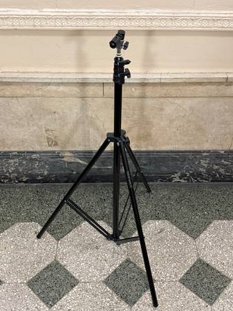 Neewer Pro Adjustable Video Tripod 1