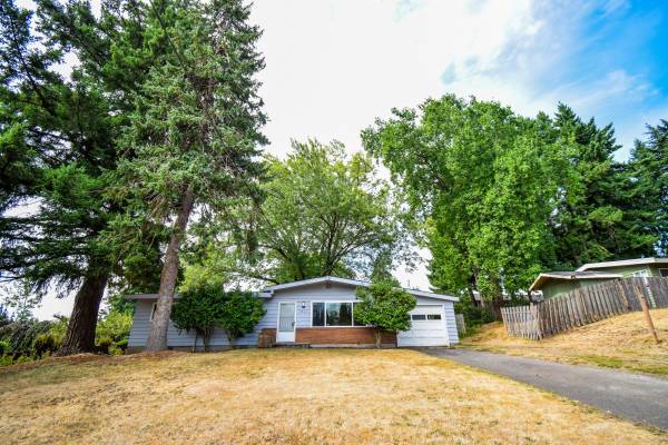 $2,395 / 3br - 1200ft2 - Charming 3 Bedroom 2 Bath Home with Large Backyard! (Beaverton)63831398124289121