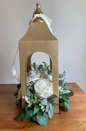 Gold Lantern with arrangement 1