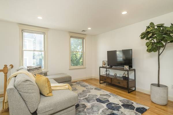 $3,900 / 3br - East Boston 3 Bed/2.5 Bath Townhouse-Style Condo | Eutaw St (East Boston)64034776789377121