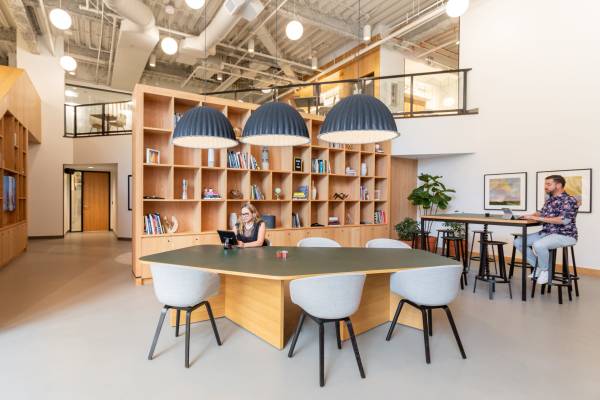 Unidad de ventana de $1,500 para 4-6 usuarios: muebles personalizados, Internet y servicios incluidos (San Diego)63865931148931124