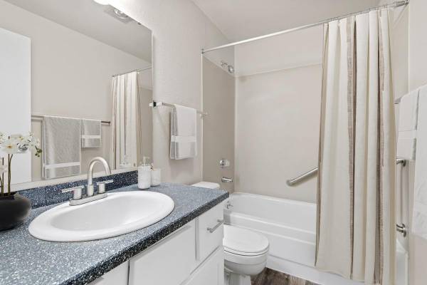 $2,250 / 1br - 826ft2 - Vida Central en Silverdale Descubre los Apartamentos Wellington!63870758142083124