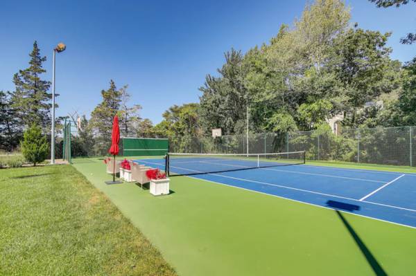 $1 / 4br - Luxe Scituate Vacation Rental w/ Private Hot Tub! (Scituate, MA)63892102944259124