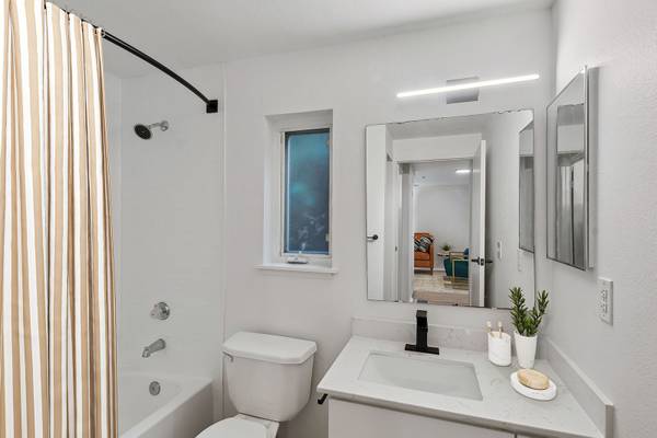 $2,915 / 2br - 950ft2 - First Hill Apts – 6 Wks Free + 3 Mos Parking | Move In Specials! (600 7th Ave, Seattle, WA)63929300870658123