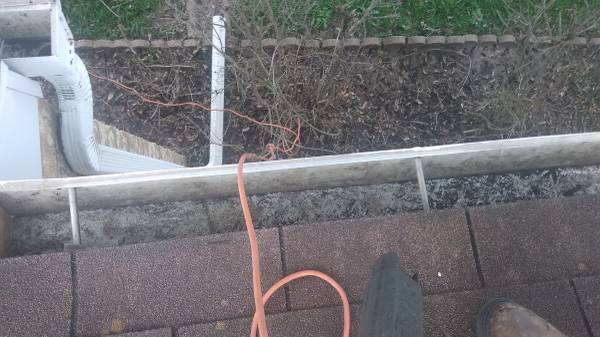 *GUTTER CLEANING SERVICES* 1