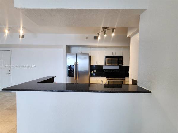 $3,050 / 2br - 1109ft2 - Enjoy the Gleaming Water in this Renovated 1bd! (North Bay Village)64001848266243123