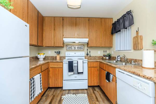 $1,590 / 2br - 835ft2 - COMING SOON!  2 BEDROOM APARTMENT WITH W/D HOOK UP AND NEW CARPET (GATED COMMUNITY)64008333733889122