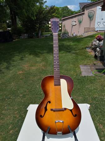 Vintage 60's Silvertone Archtop Guitar with gig bag 1