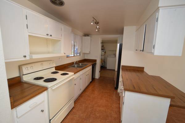 $1,600 / 3br - 1526ft2 - **Hogar hermosamente remodelado en Carriage Hill!** (7961 E Hawthorne Street)63675013890817121