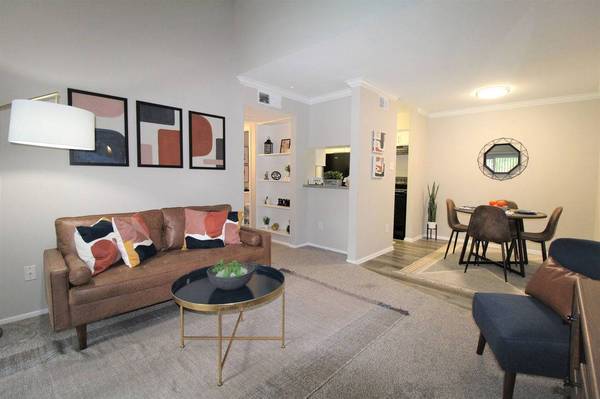 $550 Room w/ Desk + Fast WiFi for Remote Work (Sandy)63969194537218122