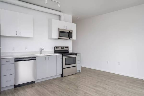 $1,425 / 1br - 513ft2 - Sunlit Modern 1 Bedroom! Steps from Transit! In Unit W/D! Pets Welcome (Portland - 7-Minute Drive to Mt. Tabor Park)63672547321857123