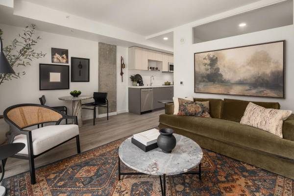 $2,980 / 1br - 696ft2 - Designer Upgrades, Kitchen islands, Pets Welcome (Capitol Hill, First Hill, Seattle)63874306492929122