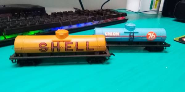 Two HO Scale Tanker Cars 1
