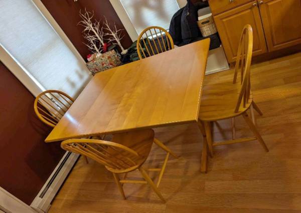 Pompanoosic Mills Extension Trestle Dining Table with 6 Windsor Chairs 1