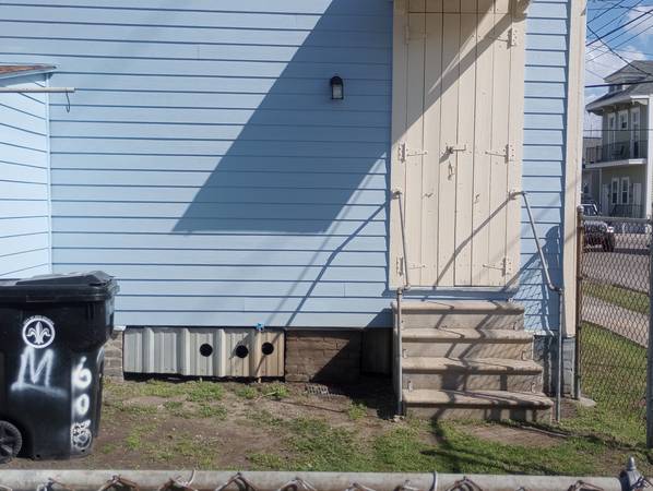 $1,300 / 2br - 800ft2 - A beautiful two bedroom house $1300.00 in mid city no pet no text call (New Orleans)63792094381059122